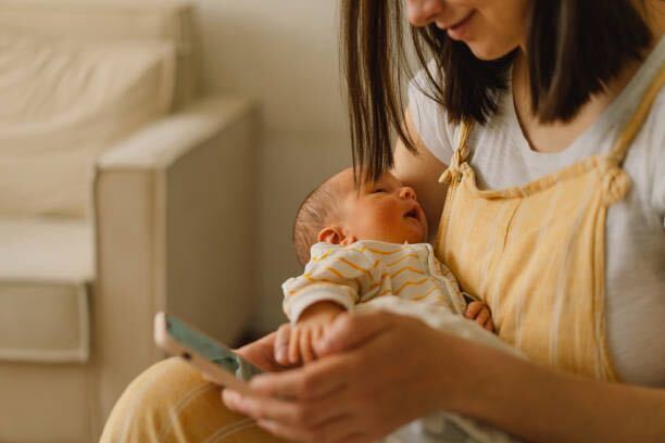 Mum with parent and pregnancy app Ready to COPE